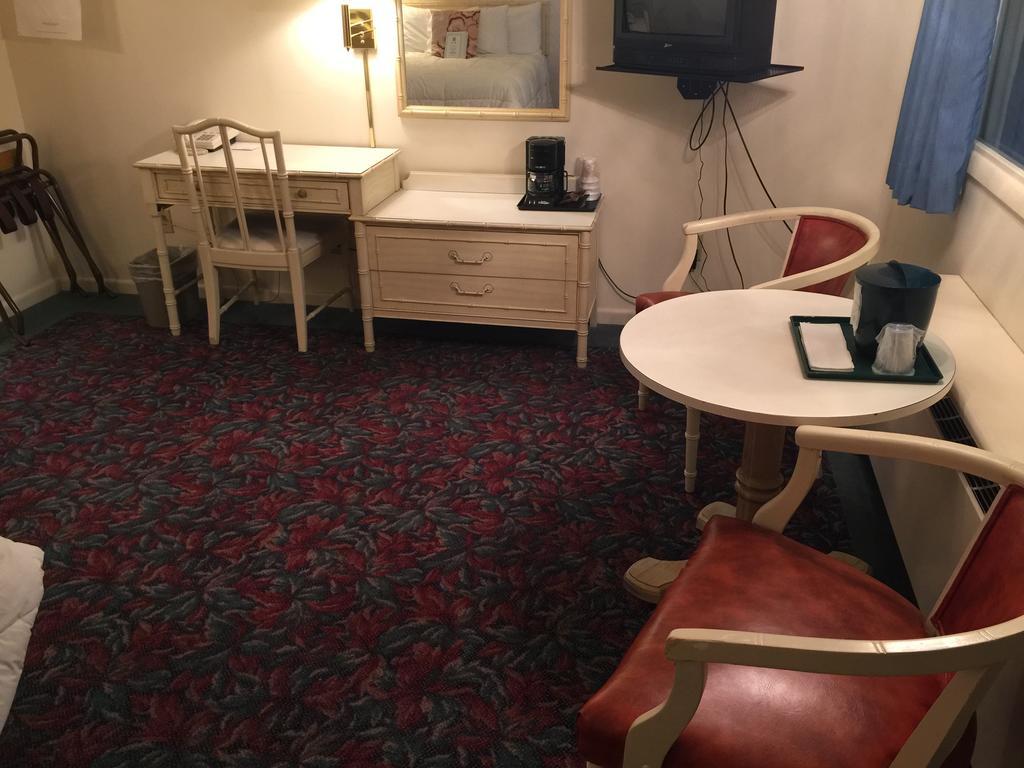 Cedar Motor Inn Маркет Стая снимка