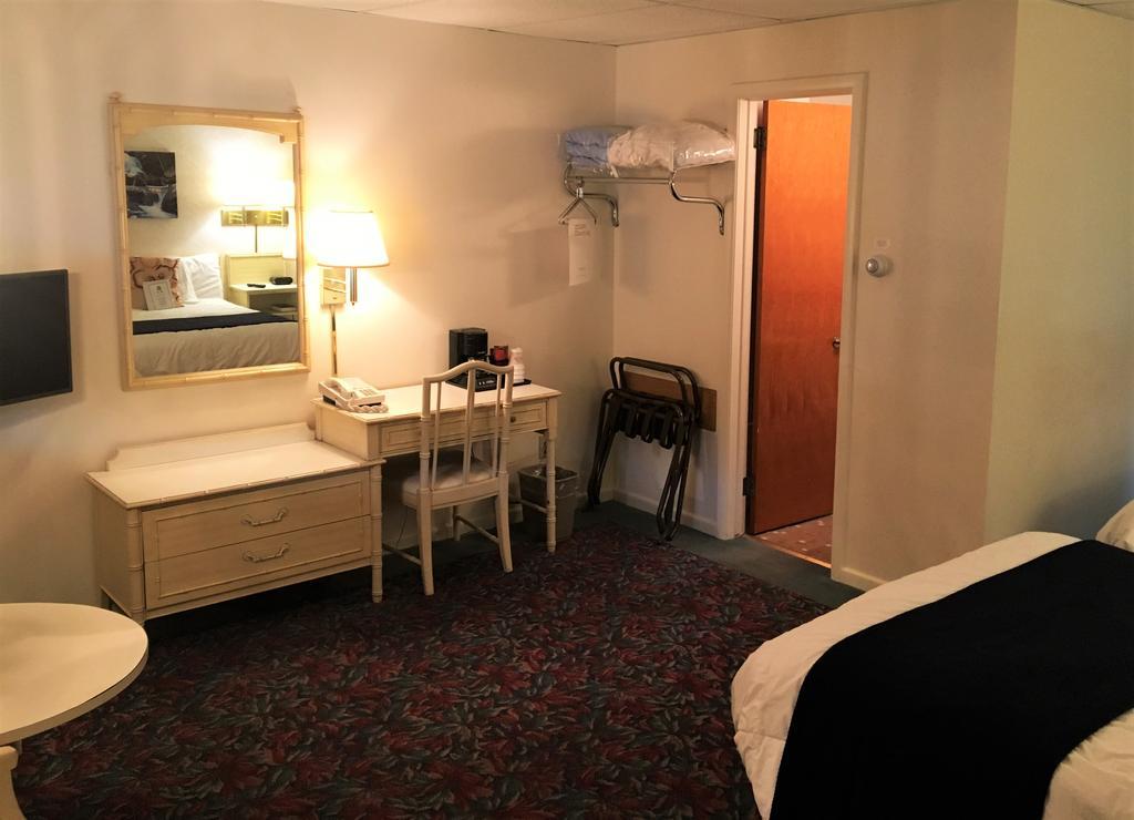 Cedar Motor Inn Маркет Екстериор снимка